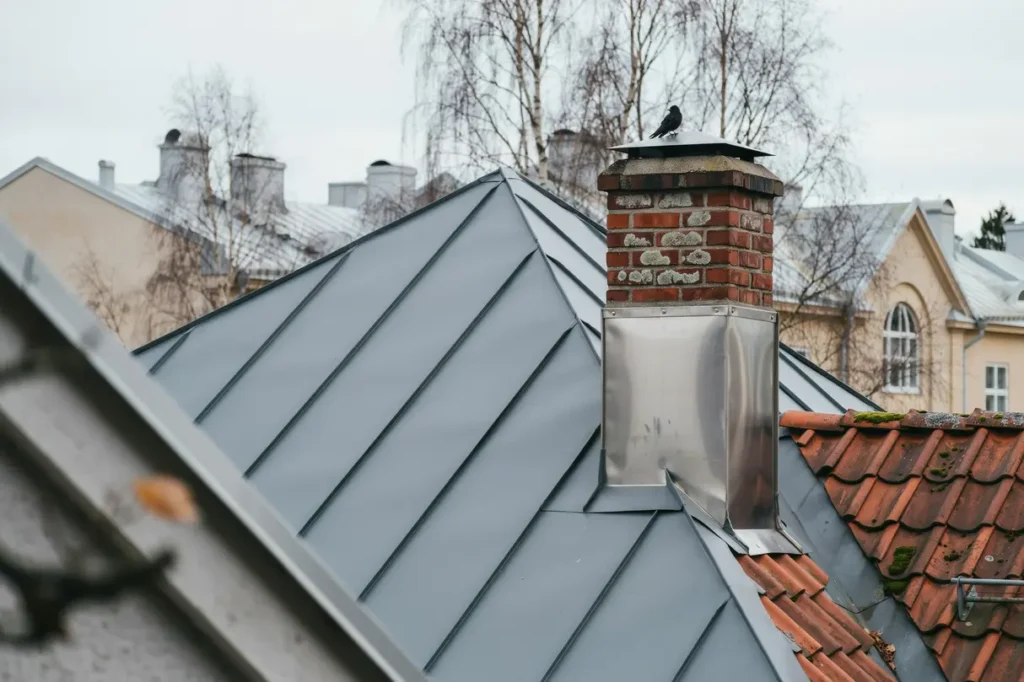 renovering av skorstensbeslag och pl tdetaljer p tak i flogsta